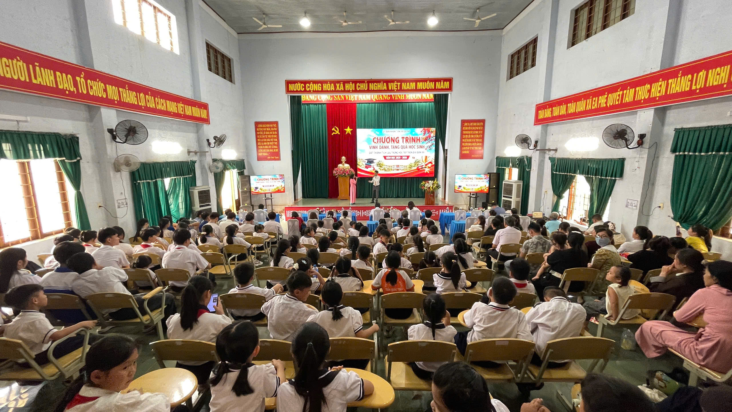 XÃ EA PHÊ VINH DANH, KHEN THƯỞNG HỌC SINH ĐẠT THÀNH TÍCH CAO TRONG HỌC TẬP NĂM HỌC 2025–2026