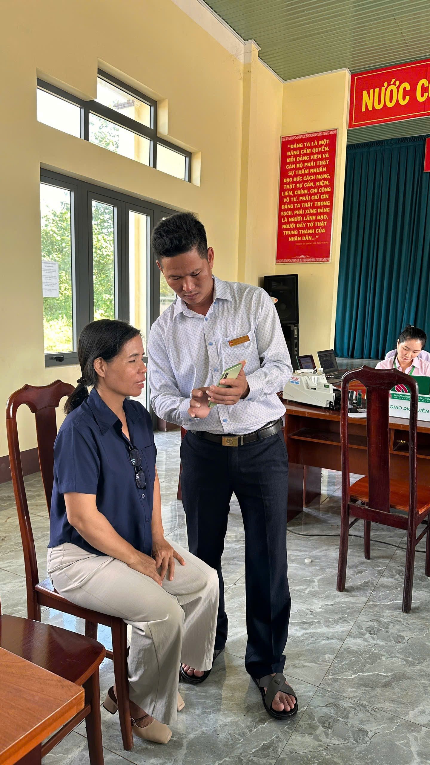 NGÂN HÀNG CHÍNH SÁCH XÃ HỘI KRÔNG PẮC VÀ CÁN BỘ HỘI CỰU CHIẾN BINH XÃ EA PHÊ TỔ CHỨC CÀI ĐẶT VÀ HƯỚNG DẪN SỬ DỤNG ỨNG DỤNG VBSP SMARTBANKING CHO NGƯỜI DÂN TRÊN ĐỊA BÀN XÃ EA PHÊ.