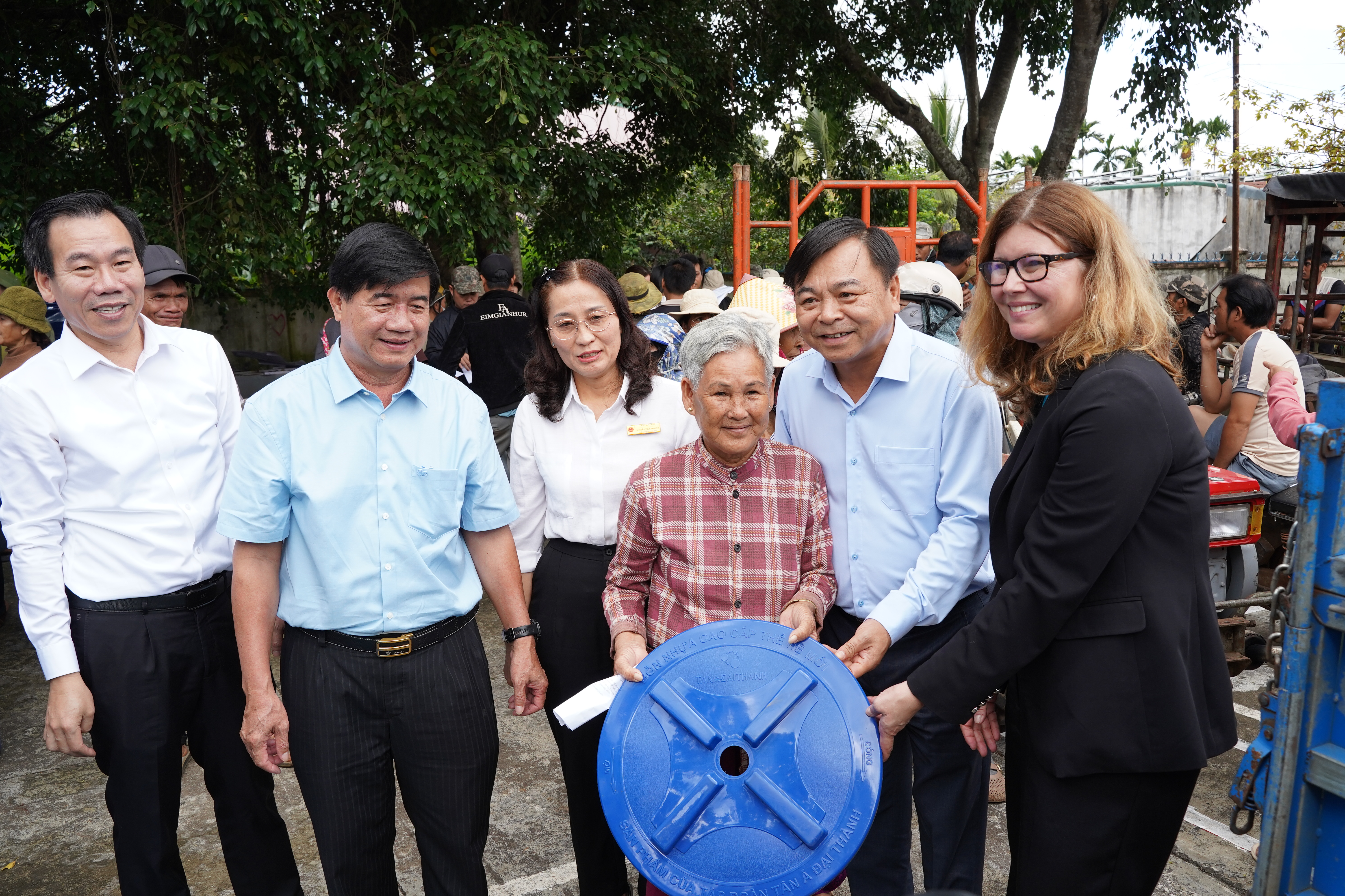 Thứ trưởng Bộ Nông nghiệp và Môi trường Nguyễn Hoàng Hiệp trao tặng bồn nước cho người dân xã Ea Phê