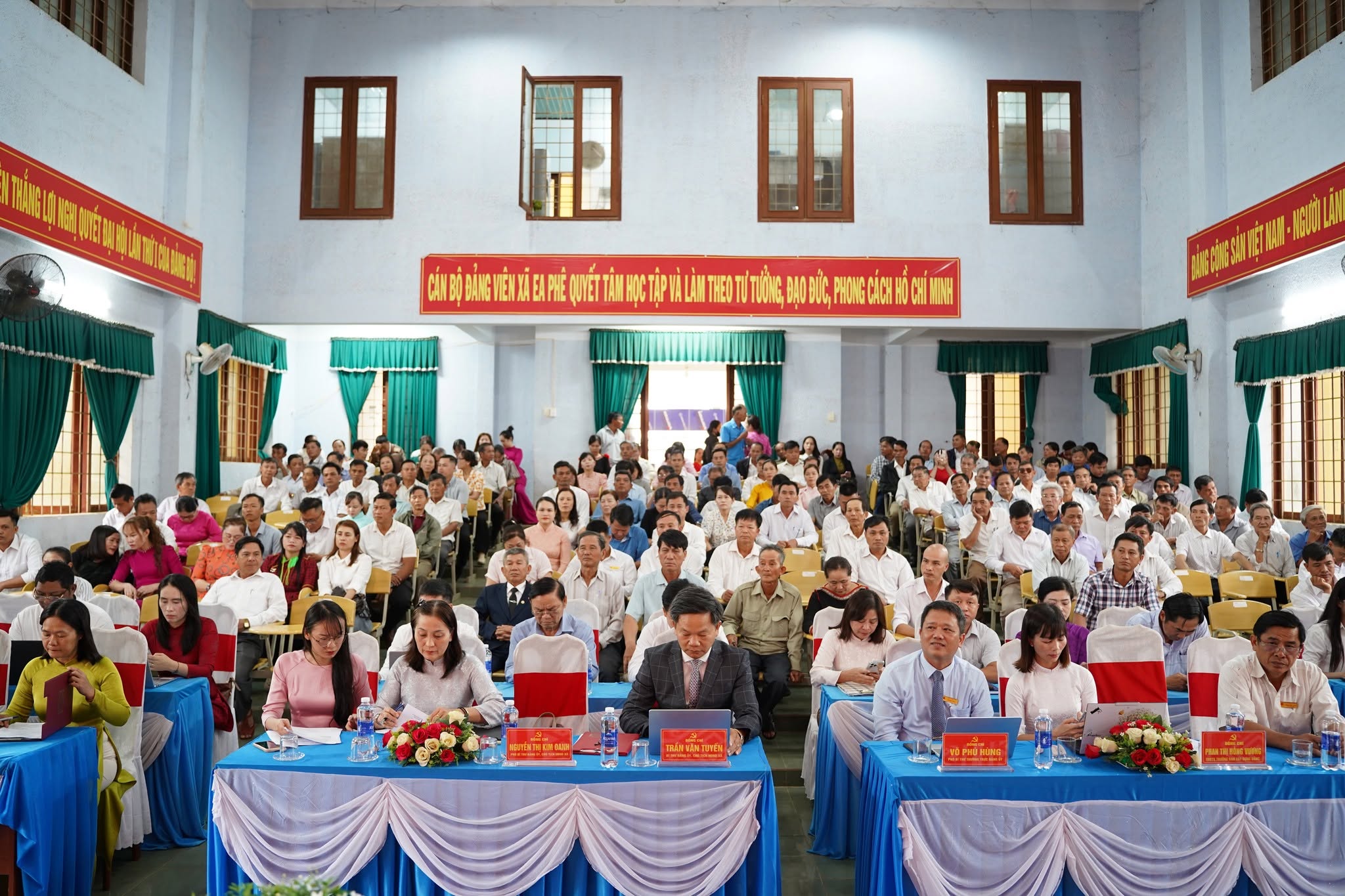 XÃ EA PHÊ TỔ CHỨC LỄ CÔNG BỐ NGHỊ QUYẾT SẮP XẾP, TỔ CHỨC LẠI THÔN, BUÔN VÀ CÔNG BỐ CÁC QUYẾT ĐỊNH VỀ CÔNG TÁC CÁN BỘ